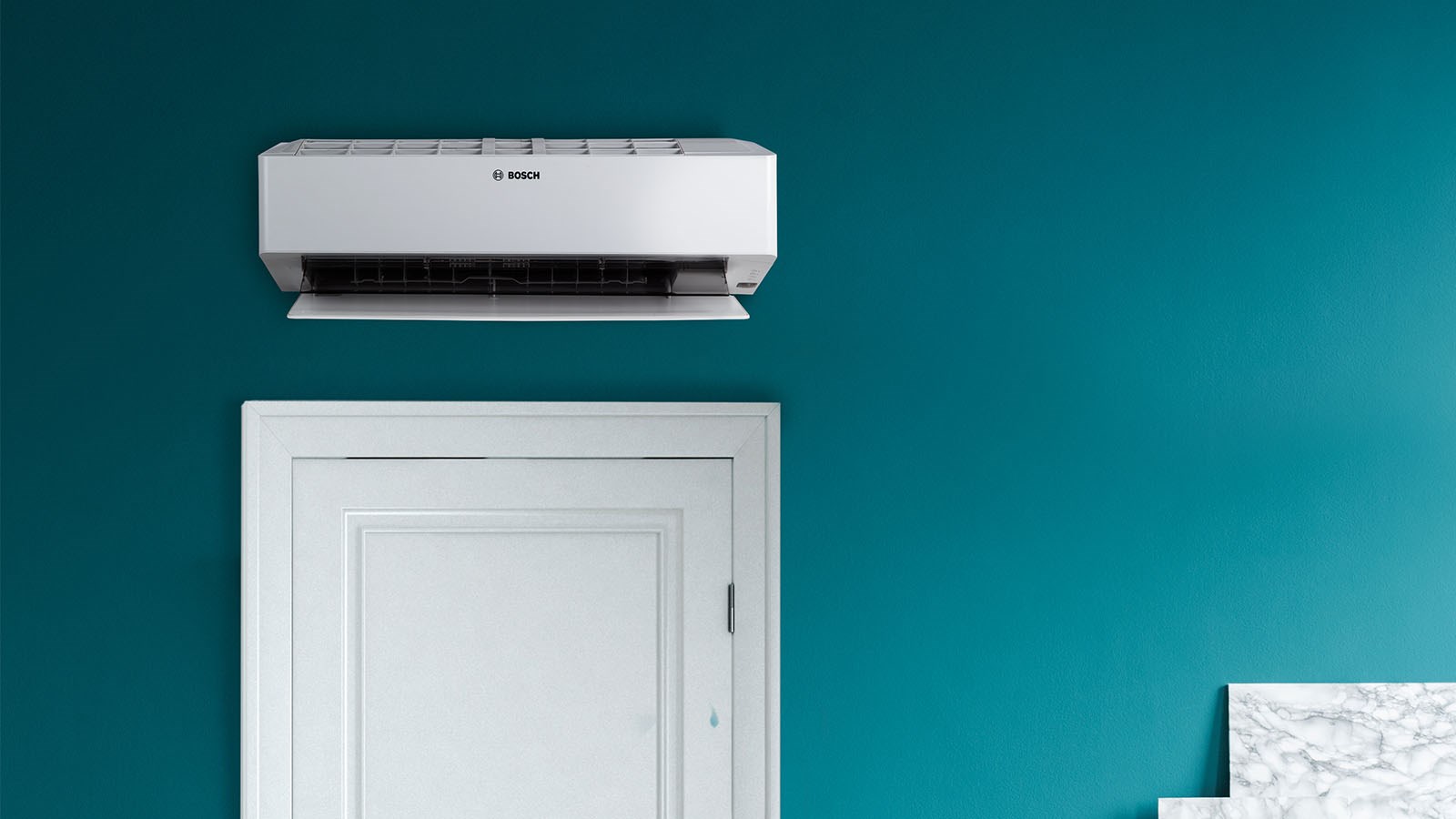 Luft/luftvärmepump Bosch Climate placerad ovanför dörröppning