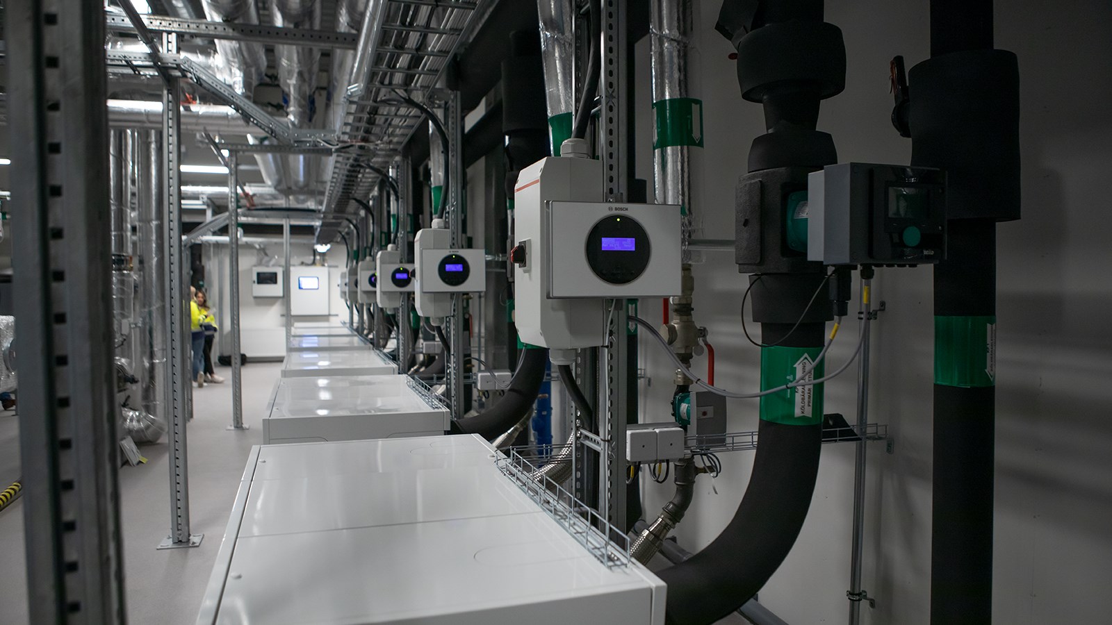 Fastighetsvärmepumpar på rad i gemensam installation