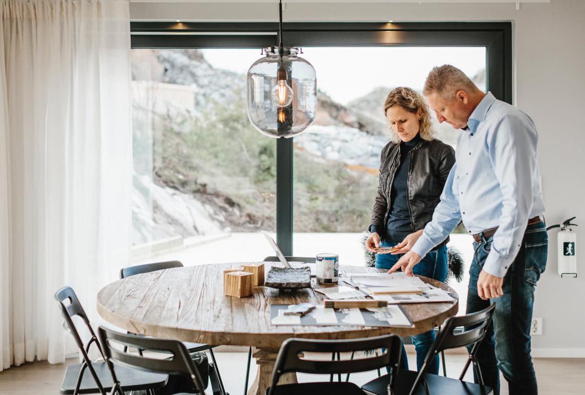 Sofie och Jocke i sitt hem som värms av en värmepump från Bosch 